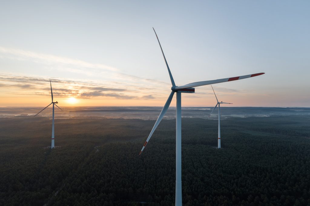 Drohnenaufnahmenvon drei Windenergieanlage im Perigus-Windpark Bahren West 1