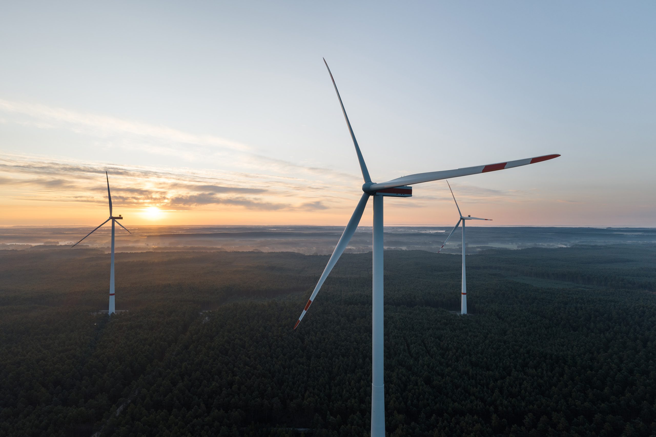 Drohnenaufnahmenvon drei Windenergieanlage im Perigus-Windpark Bahren West 1