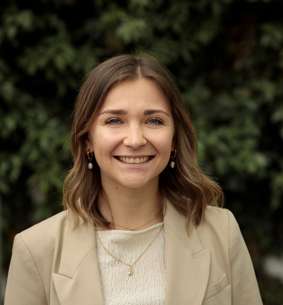 Porträt von Anna-Leandra Fischer, Leiterin PR & Kommunikation bei Perigus Energy in Deutschland