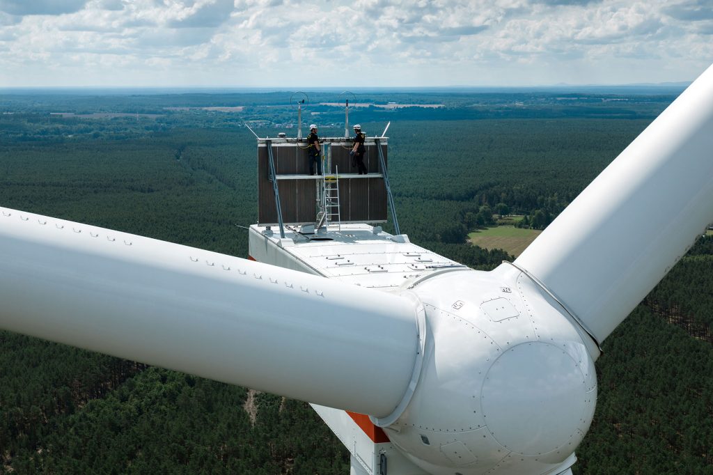 Zwei Betriebsführer von Perigus Energy auf einer Windenergieanlage in Deutschland