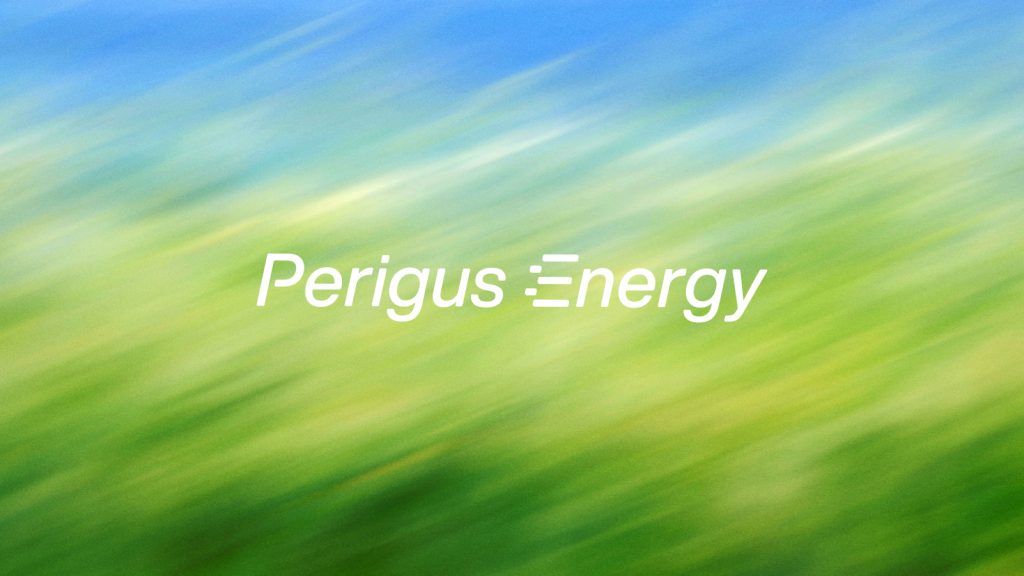 Das Perigus Energy-Logo vor einem verwaschenen Himmel/Erde-Hintergrund