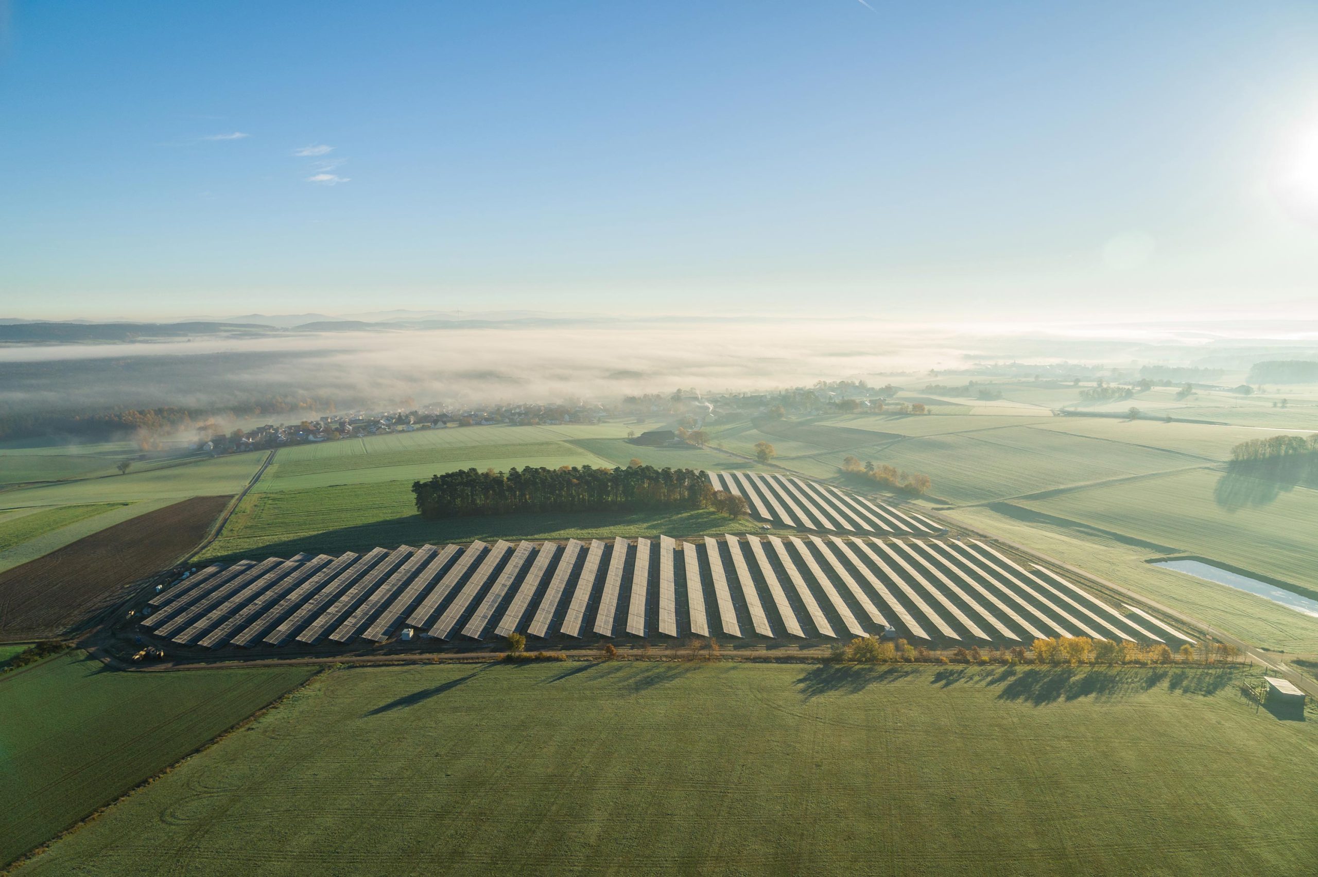 Luftaufnahme des Perigus-Solarparks Altenschwand im bayerischen Landkreis Bodenwöhr.