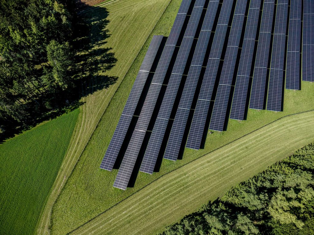 Luftaufnahme im Solarpark Hatzenhof mit zwei Mitarbeiter*innen von Perigus Energy