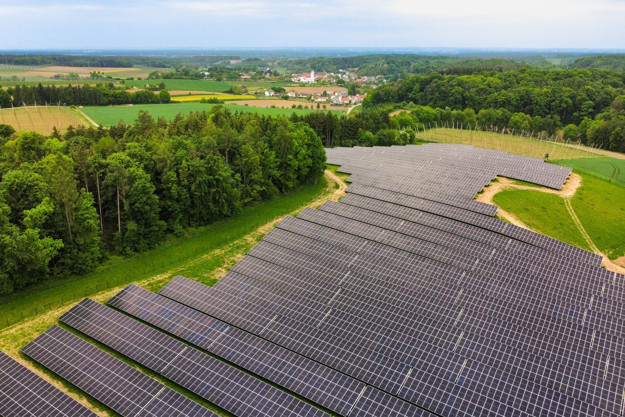 Luftaufnahme des Solarparks Rottenegg im Landkreis Pfaffenhofen an der Ilm, der von Perigus Energy realisiert wurde