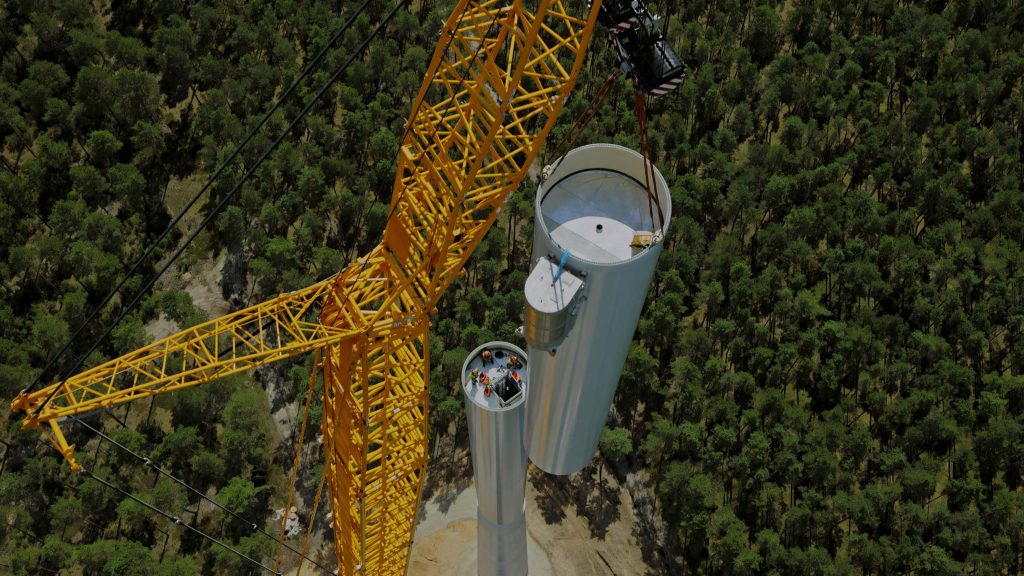 Aufnahme der Bauarbeiten eines Windrads im Perigus-Windpark Bahren West I.