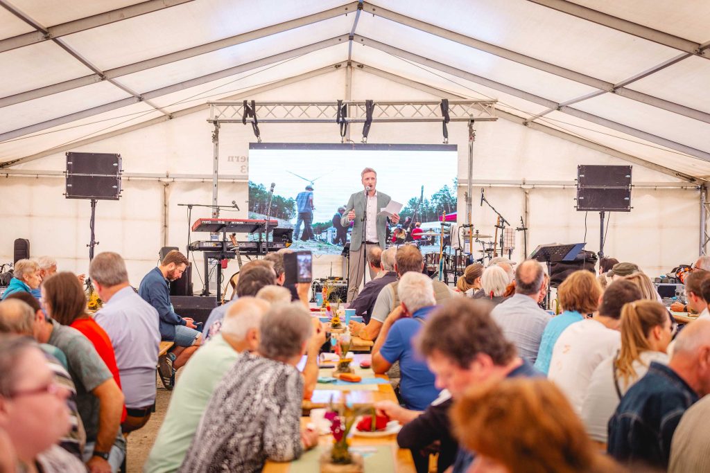 Perigus Energy-Geschäftsführer Stefan Bachmaier auf dem Sommerfest im Windpark Bahren West