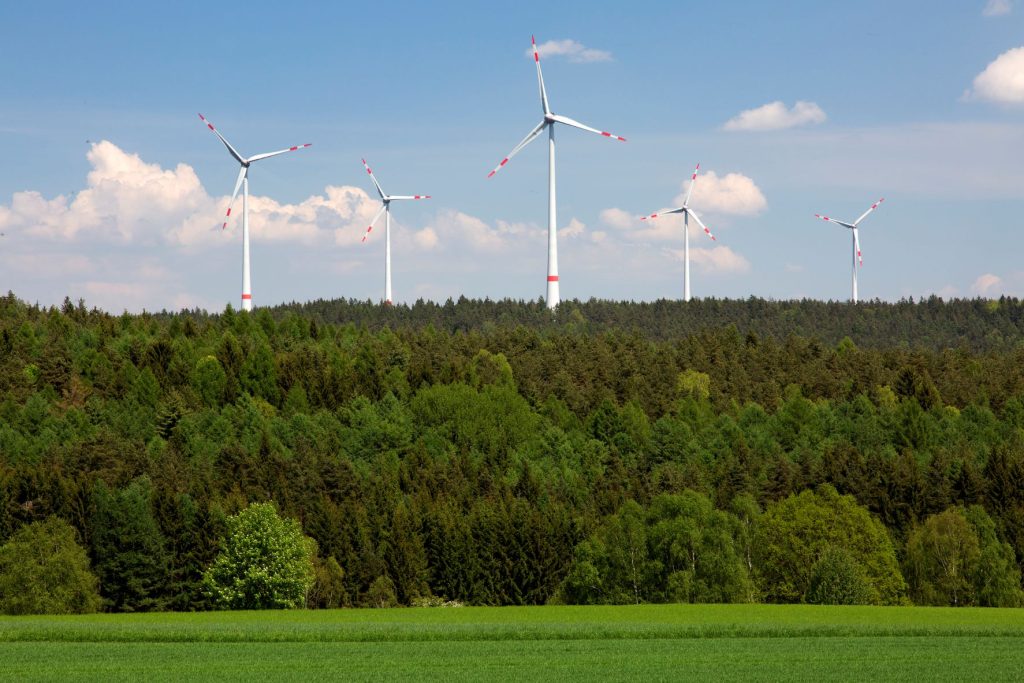 Blick auf die fünf Windenergieanlagen des Windparks Rotmainquelle von Perigus Energy