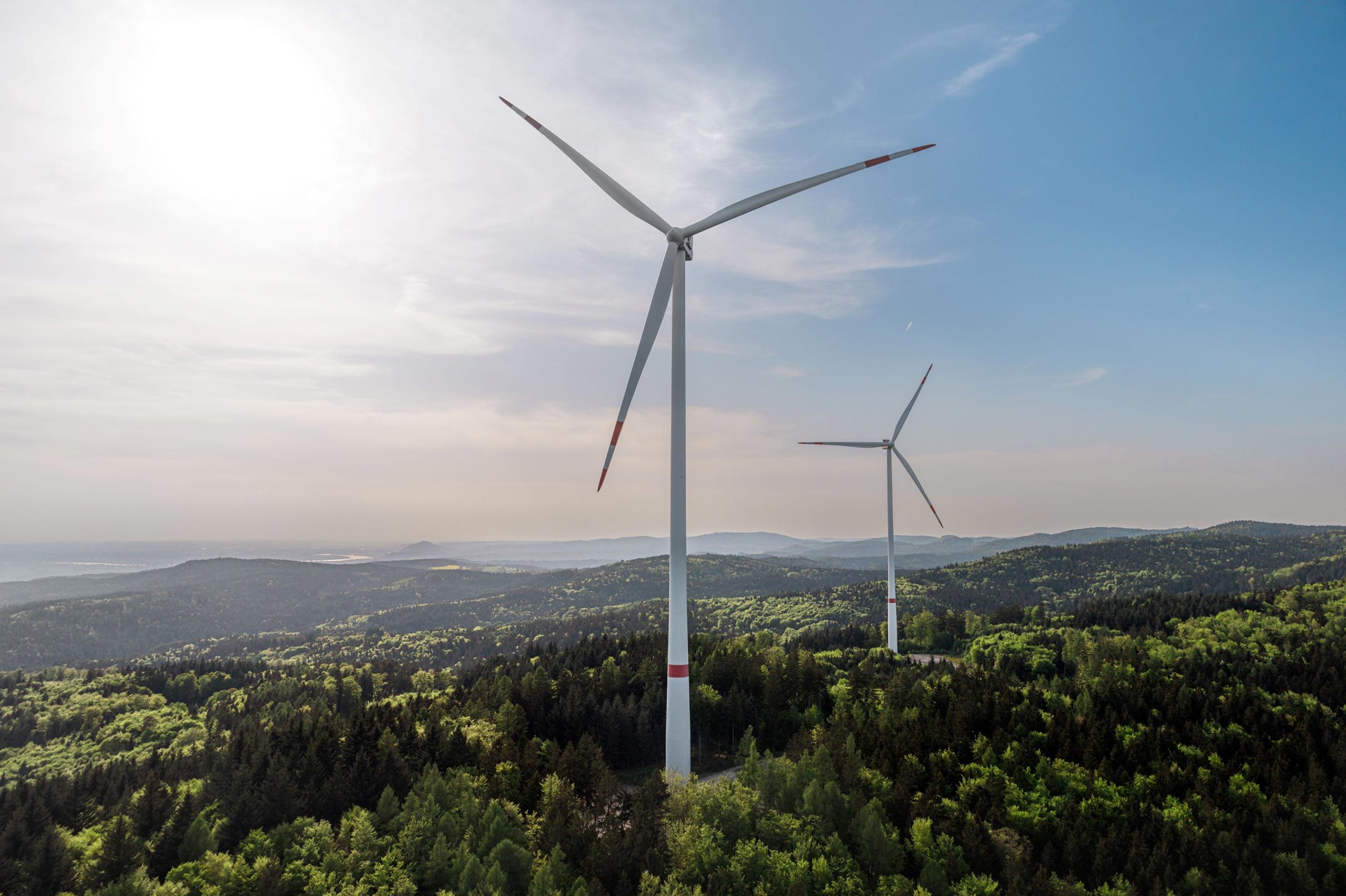 Luftaufnahme der beiden Windkraftanlagen im Perigus-Windpark Schiederhof I im Landkreis Straubing-Bogen