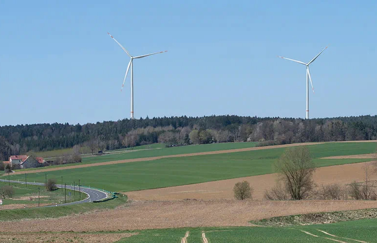 Visualisierung von zwei Windenergieanlagen des geplanten Windparks Sinzing von Perigus Energy