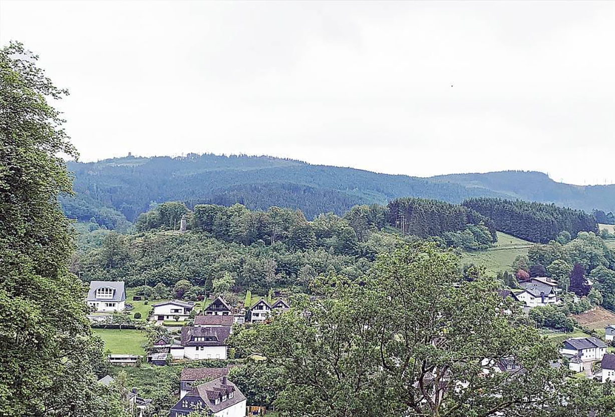 Blick über Benolpe und die Waldflächen, auf denen der Perigus-Windpark Windfart entstehen soll