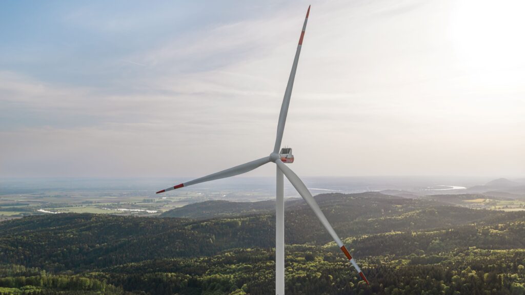 Luftbild einer Windenergieanlage von Perigus Energy im Windpark Schiederhof im Landkreis Straubing-Bogen