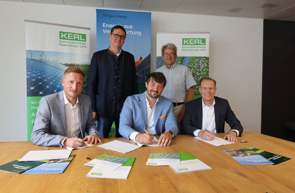 Stefan Bachmaier, Geschäftsführer Perigus Energy Deutschland und Christian Kutschker, Prokurist bei Perigus Energy Deutschland bei der Unterzeichnung der KERL-Kooperation für vier neue Solarparks im Landkreis Regensburg.